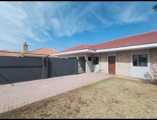 3 BEDROOM TOWNHOUSE RENTED IN ARCON PARK